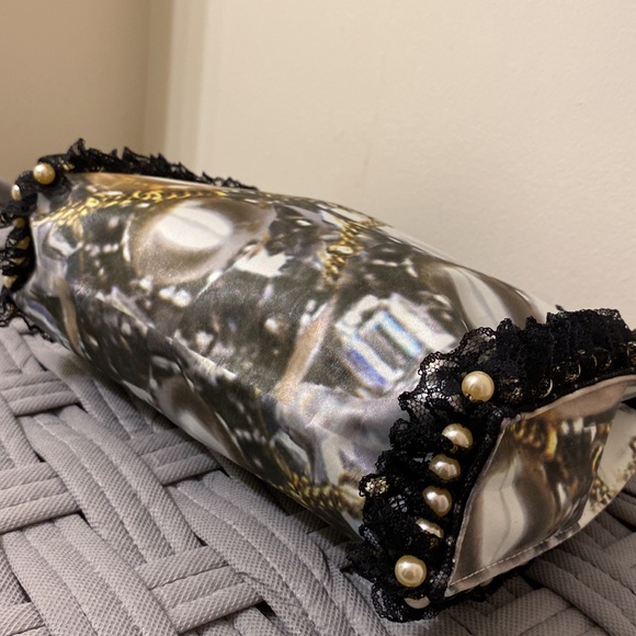 Unique clutch bag with gold chain print design. - Picture 5 of 6